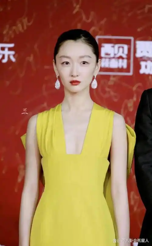 周冬雨终于秀对性感!挂脖礼服性感恰到好处,从容自信被赞像汤唯