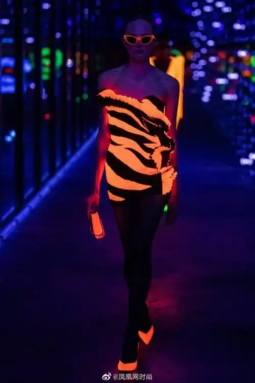 舒淇荧光橙造型