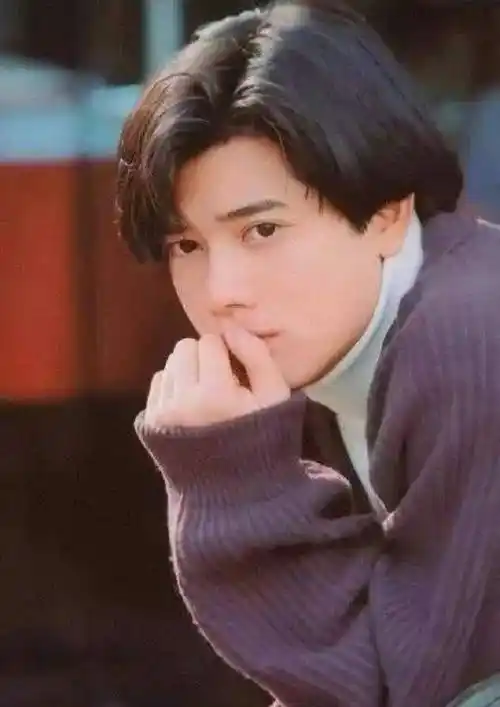 郭富城年轻时三七分配毛衣真帅与妻子方媛压马路身高是硬伤