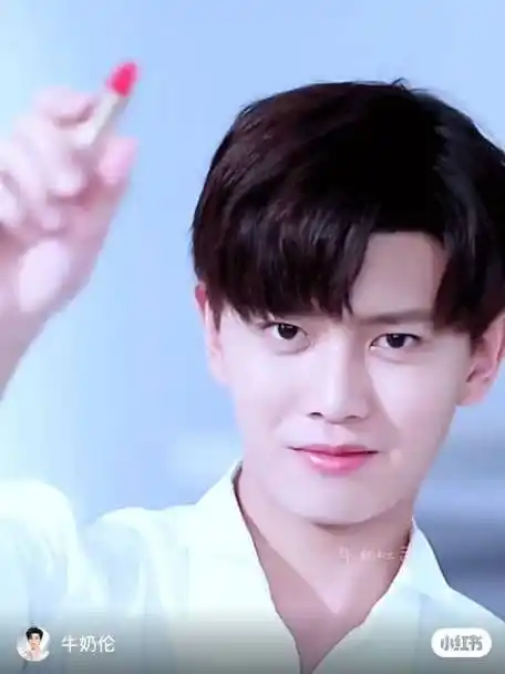 男孩子在外面不要随便嘟嘴哦,因为一不小心就会迷死一堆人哒@任嘉伦