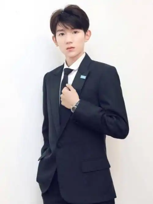 王源晒照庆生,头戴生日帽画风超可爱,网友:你好,十八岁的源哥_照片