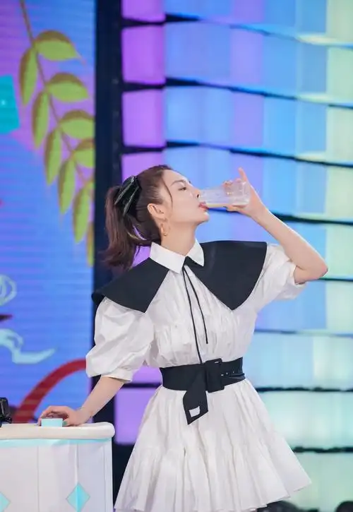 原创张雨绮主持《快本》挺拼,都俩娃妈了还穿泡泡裙出镜,打扮似少女