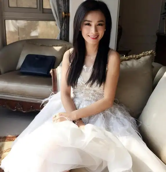 45岁"阔太"张庭再披婚纱 老公跪地示爱