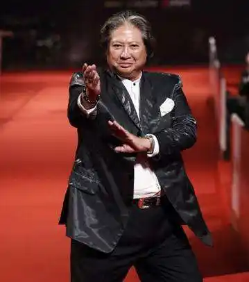 洪金宝拄拐杖逛菜市场的照片那个最灵活的胖子现在也已经老了