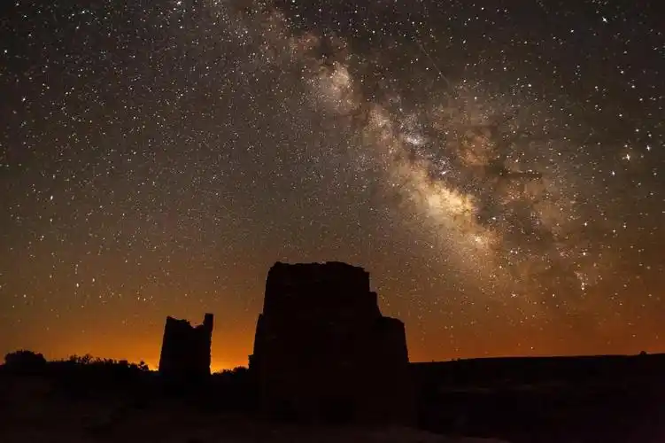 在棕色的天空高清壁纸距离照片