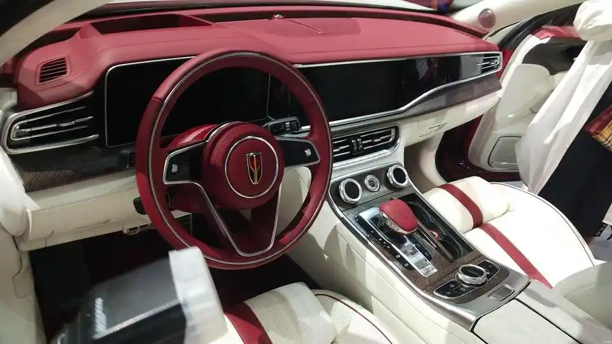 在内饰方面,红旗h9 展车的内饰配色和外观一样采用了红白撞色的风格