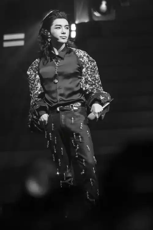 地球细狗对着华晨宇的胸肌发出神志不清的声音:"不信不信我不信!