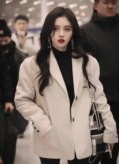 鞠婧祎还是这样美,奶奶衫白围脖搭配黑长直发型,甜美优雅好迷人_黑色