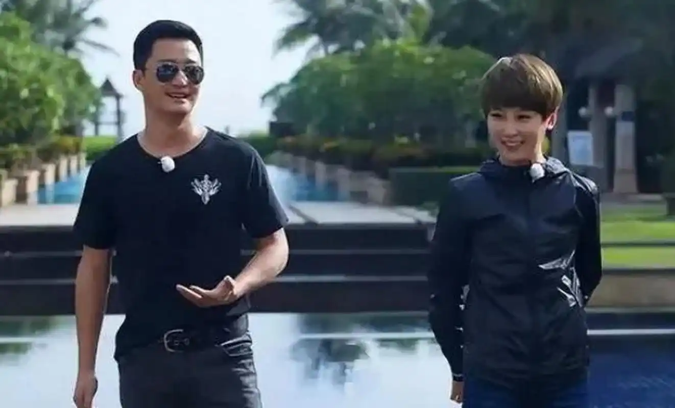 在一档综艺节目中,导演发现吴京携带了三个安全套,谢楠尴尬不已.