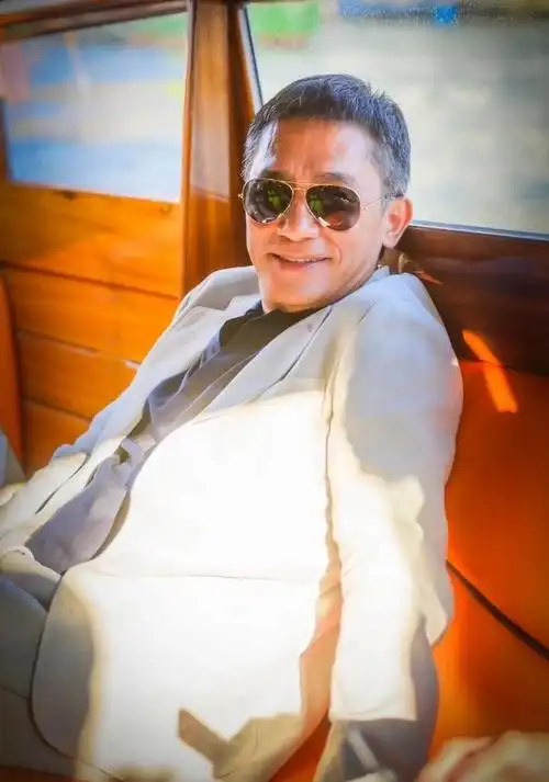 刘嘉玲梁朝伟现身巴黎,合体为好友庆生,61岁梁朝伟理寸头穿红衣