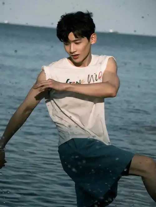 329∣白敬亭芭莎踏浪大片