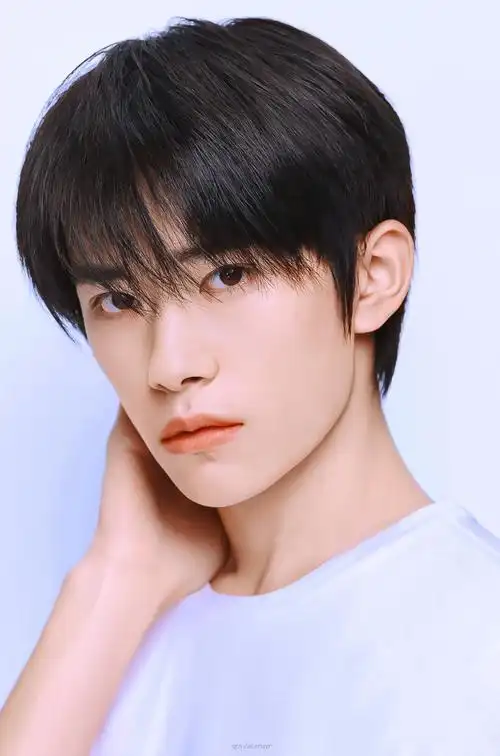 易烊千玺阿玛尼男士护肤代言人