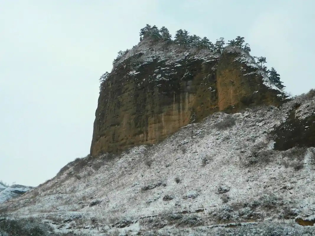 p>首阳山位于河南洛阳市偃师区 a target="_blank" href="/item/邙岭