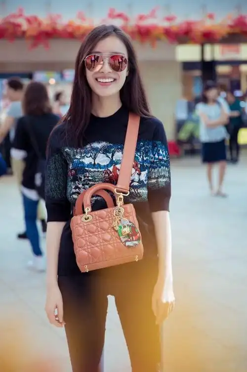 倪妮示范早秋毛衣潮搭简约大方