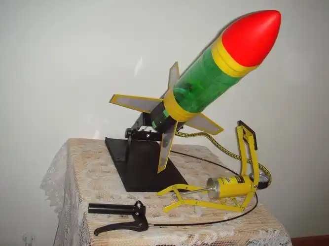 水火箭) 写美篇第二课需要准备的材料 碳酸饮料瓶一个,一个矿泉水瓶