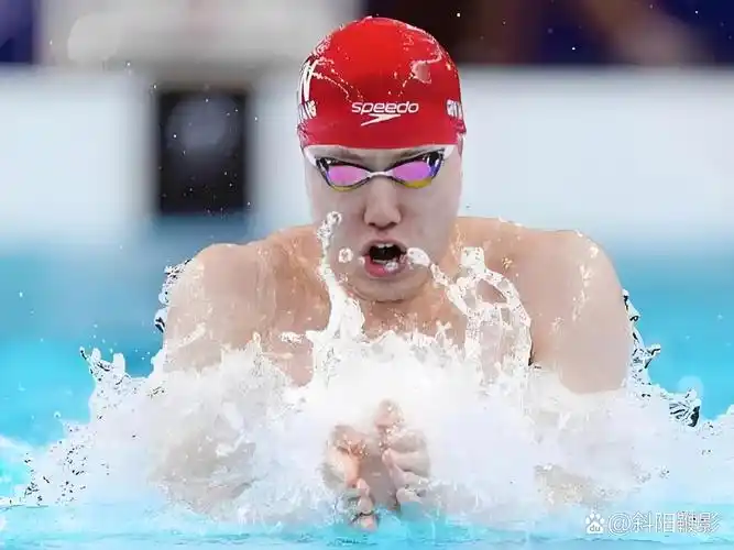 前面一直领先的覃海洋最后25米明显乏力.网友发问:这是蛙王还是蝌蚪?