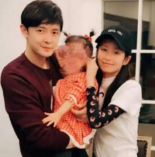 抱女儿逛乐园母爱爆棚,2岁半小月亮长相让人好奇_孩子_带着_付辛博