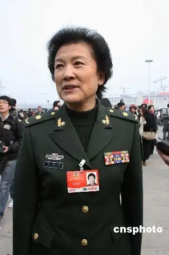 图:宋春丽微笑步入政协会议会场