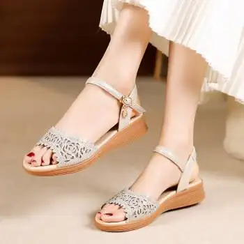 大码凉鞋41一43女平底妈妈鞋牛筋软底中老年女士夏季女鞋2022新款银色