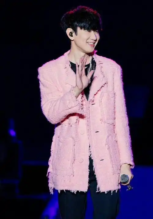 林俊杰韩红合唱飞云之下,掀翻我的天灵盖,林俊杰秀腹肌被叫崽崽