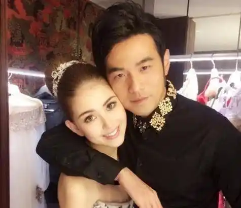 当时昆凌正在和棒棒糖成员李铨谈恋爱,被幸运的选中 转身就把李铨踹了