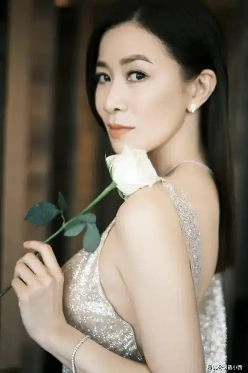 佘诗曼真有47岁了吗,穿银白色露背裙,魔鬼身材根本不像奔五的人