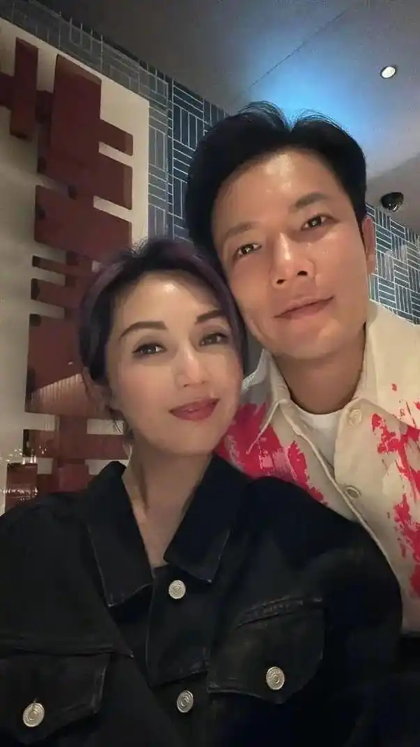 杨千嬅与丈夫丁子高庆祝结婚14周年,恩爱自拍,甜蜜引发羡慕!