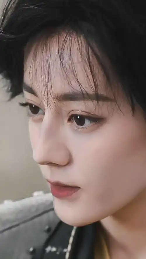 迪丽热巴短发好有少年感