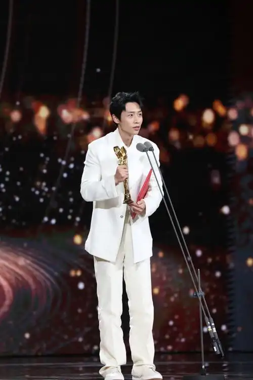 受传媒关注男配角    岁月在此刻形成闭环  七年的时间  从歌手到演员