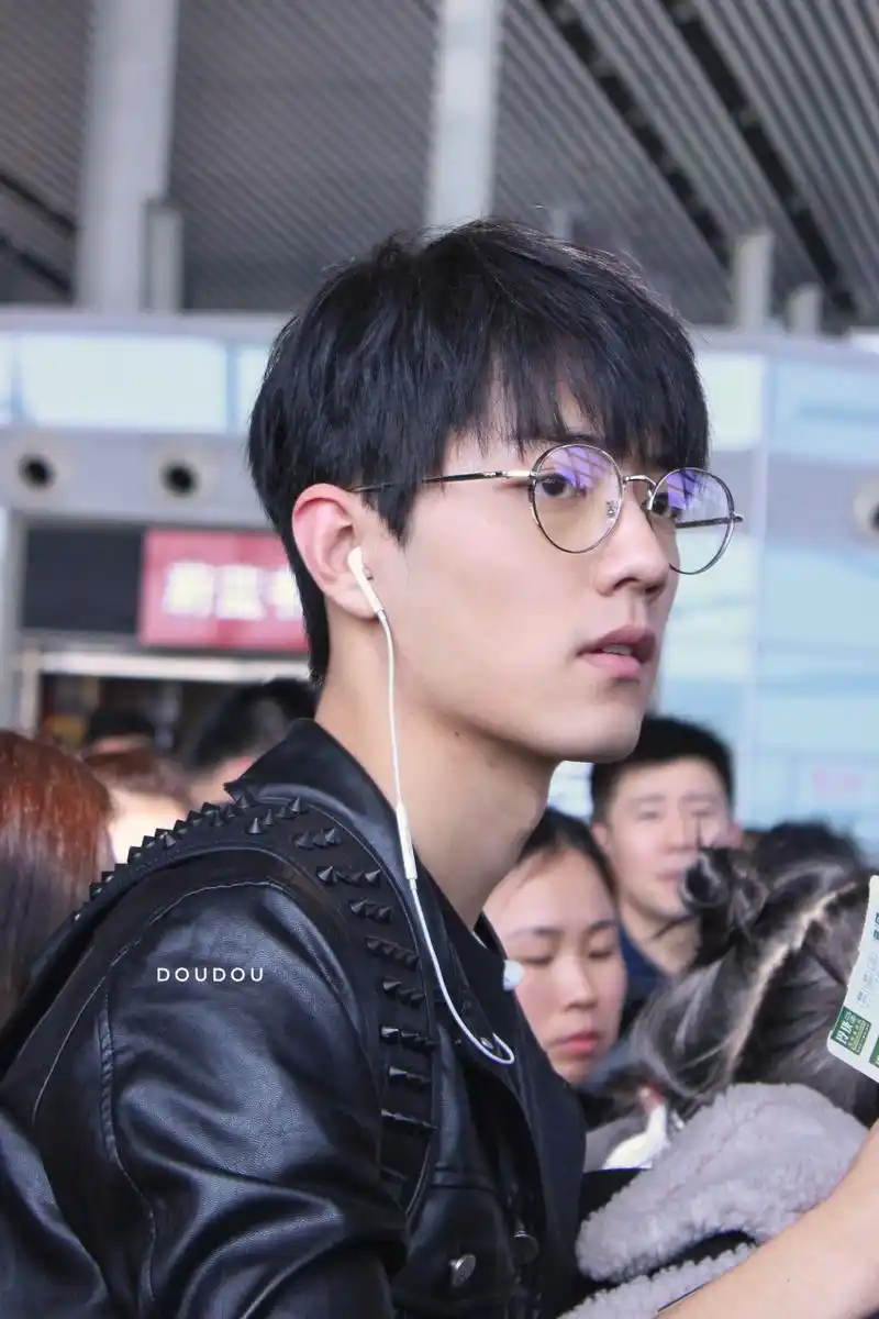 肖战生图yyds 考古到两张好帅好嫩的肖战机场出行照片!  #肖战