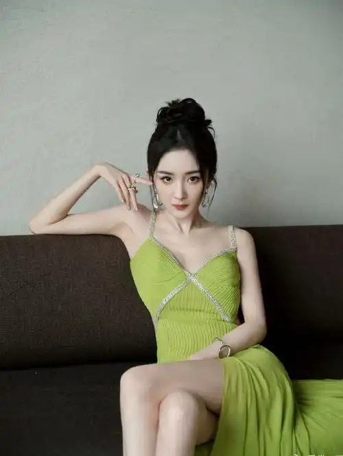 杨幂今日活动工作室高清图释出,一身绿色开叉礼裙,大气热辣,观赏性拉