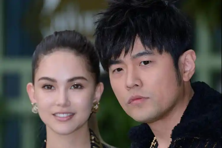 侯佩岑作为周杰伦唯一承认过的前任,放不下实属正常,但错过了就是错过