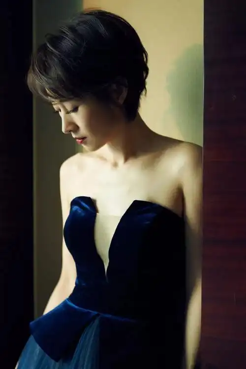 42岁刘敏涛剪短发后走清新路线,靠一袭渐变礼裙成功穿出仙女范儿