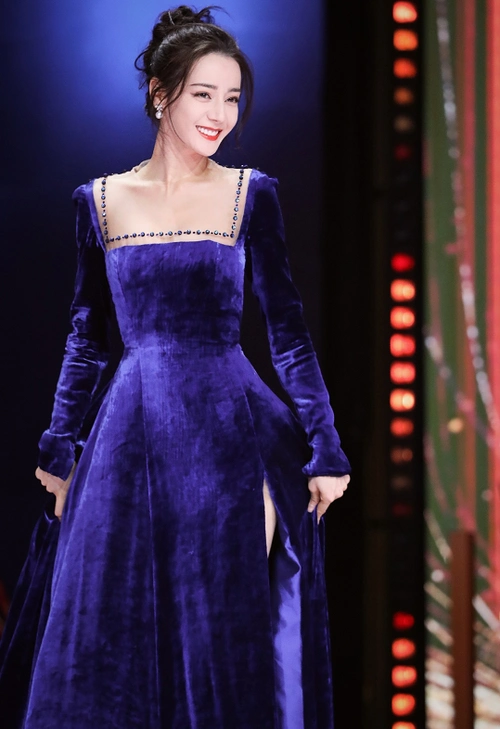 迪丽热巴人美又会穿,一袭宝蓝色丝绒长裙高贵典雅,高级时髦_腾讯新闻