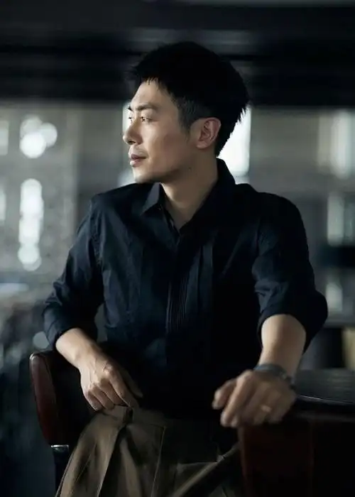 朱亚文莫兰迪高级穿搭简约帅气倚靠栏杆拍摄大片随性自然