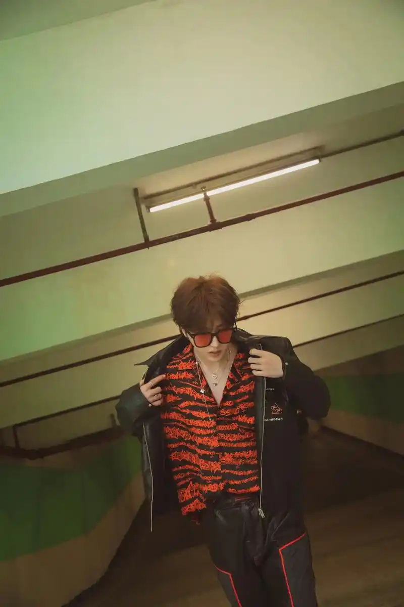 蔡徐坤 #花衬衫 #兔年送流量 #坤式穿搭 #硬曲配硬图  - 抖音