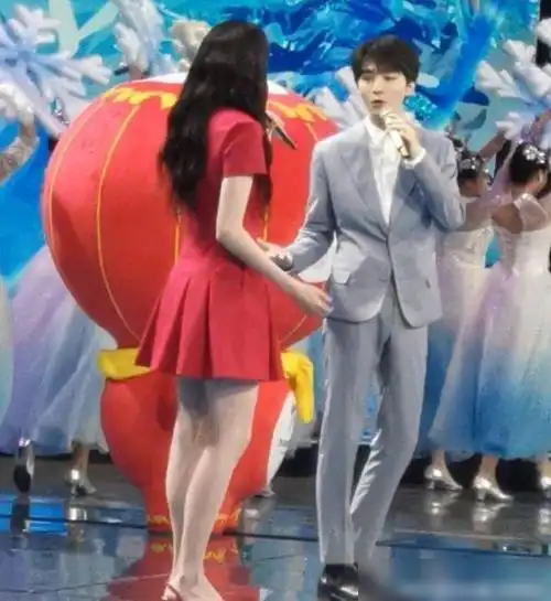 王俊凯真实身高也存疑站在173cm关晓彤身旁身高差亮了