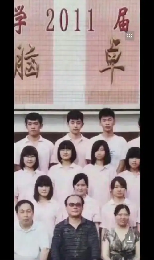 邓伦|校园大合照93搜索灯灯  图1-3小学  图4-6初中  图7-8高中  图