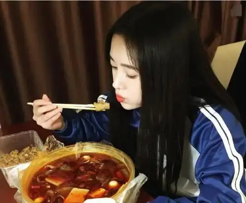 鞠婧祎嘴又多馋,一大盒饭配一碗麻辣烫,网友:干吃不胖让人佩服
