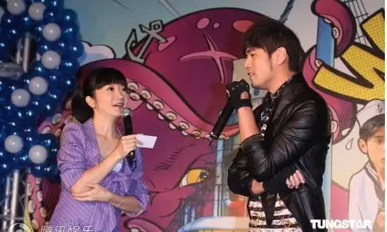 出道11年的周杰伦推出第11张专辑《惊叹号》,恰逢光棍节让歌手周铰鬃