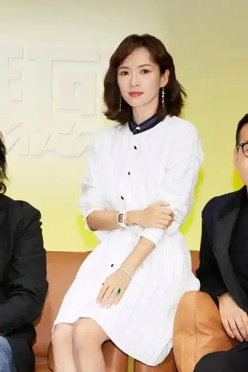 章子怡春款穿搭值得借鉴,白色裙子搭配高跟鞋知性优雅