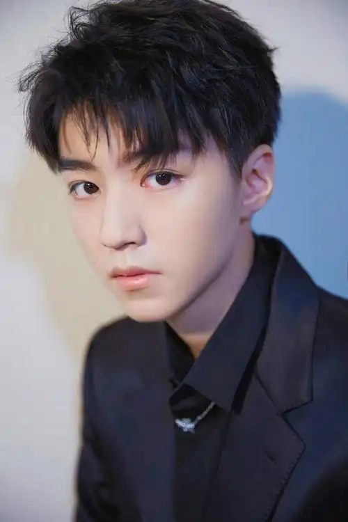 工作室能不能让王俊凯再剪一次这个发型,剪发师下手重一些,两边鬓角多