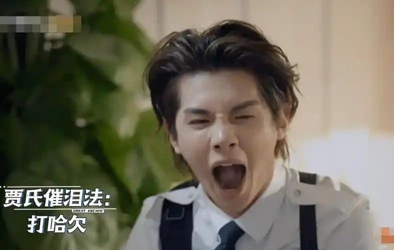 原创黄明昊满脸泪水妆却不花,被大张伟吐槽妆厚,反应看出两人关系