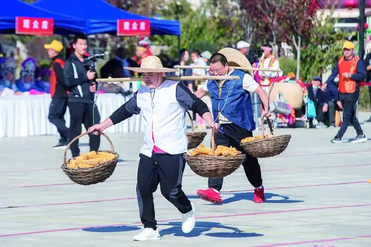扁担挑玉米比赛. 张扬 摄