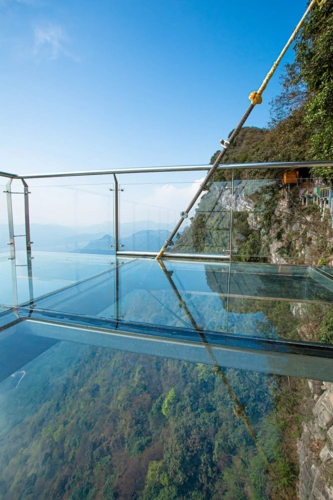 我们去体验了玻璃栈道,位置就在索道上站