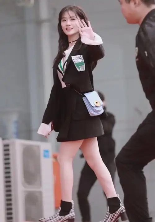 被101淘汰的富婆陈意涵穿背带裤戴兔兔帽说15岁都嫌大