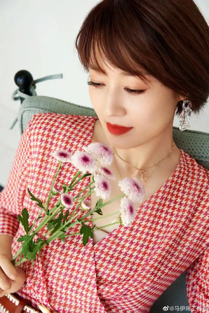 马伊琍精致短发青春明媚 穿格纹长裙轻嗅鲜花笑眼温柔可人