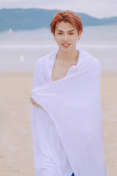 能免费看的吗黄明昊@jjjustin0219海边绝美饭拍96小贾的锁骨鲨好绝