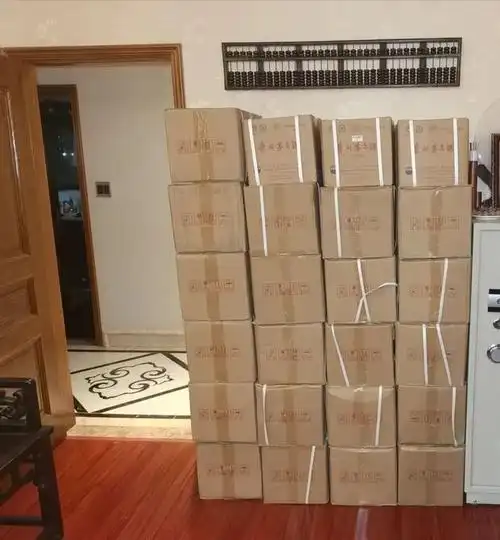 杭州民警调解感情纠纷,无意间在男方家中看见高高堆起的50多箱茅台