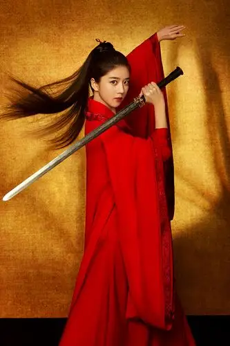 李凯馨一袭红衣又美又飒 尽显侠女风采